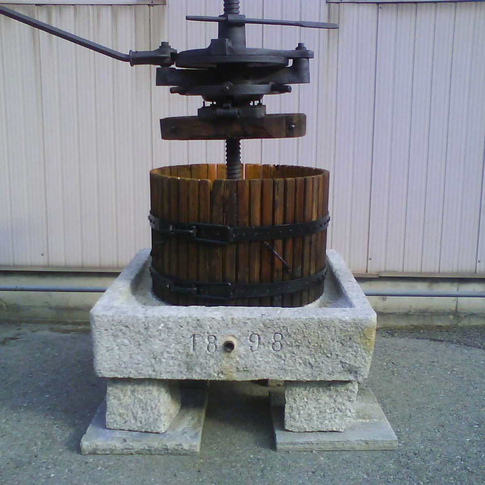 Pressoir carré en granit de 1898