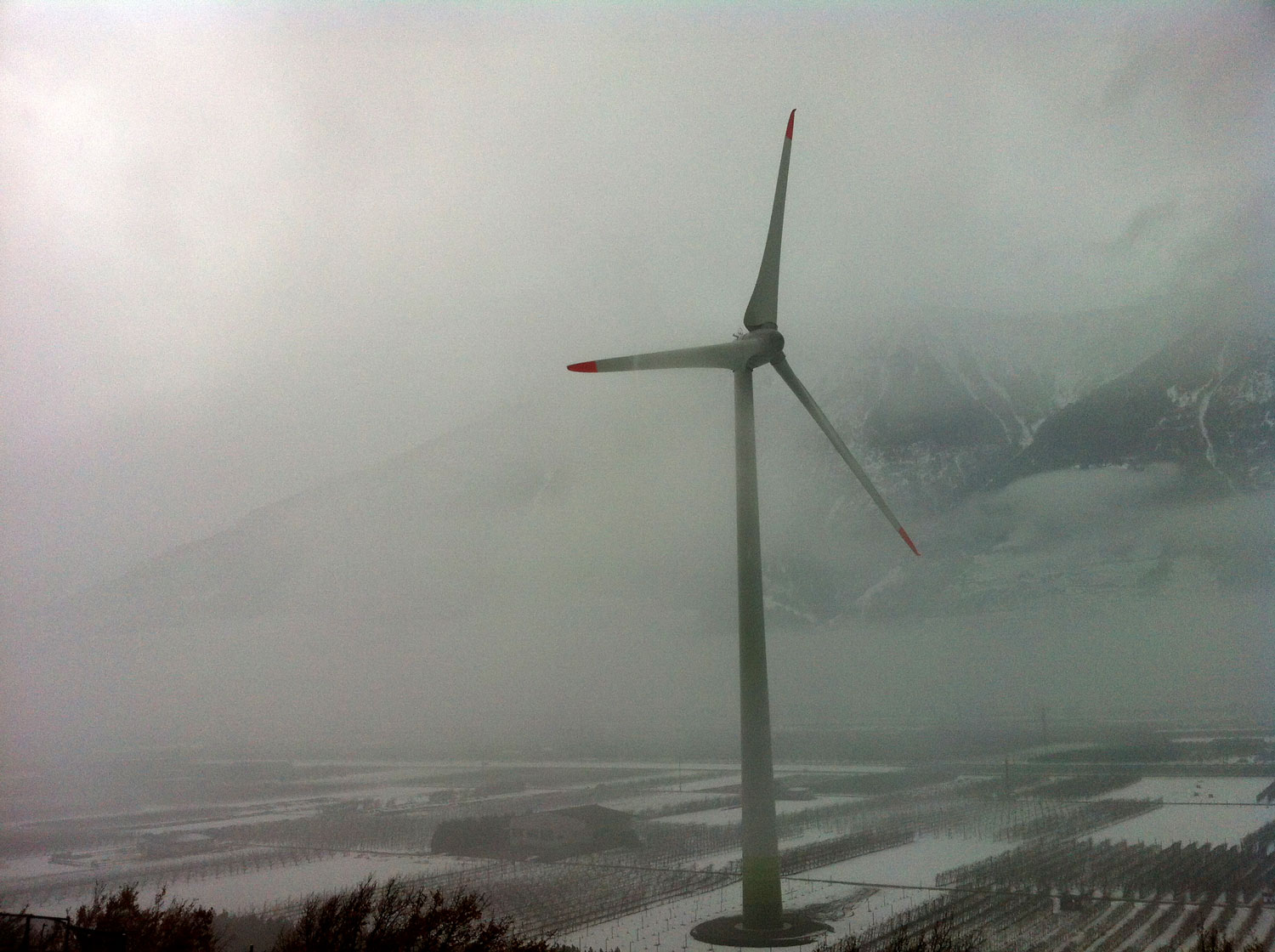L'éolienne dans la brume